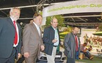 3 Bayerns Landwirtschaftsminister Helmut Brunner (2. v. l.) besichtigte die Messe, begleitet von VGL-Präsident Ulrich Schäfer (l.), Vize Gerhard Zäh (r.) und Martin Gaissmaier, BGL-Experte für die Berufsmeisterschaften.