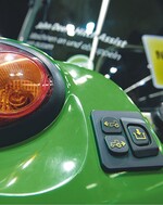 6 John Deere 4066R mit Funktionen „LoadMatch und Hitch Assist“ von John Deere, Mannheim