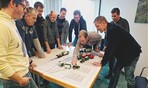 Beim Bauleiterkurs wird auch schon mal über den Tellerrand geschaut; etwa bei der Disposition von Land- und Baumaschinen.