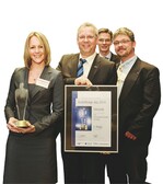 Freude bei allen Beteiligten: Für die gewerkeübergreifende Praktikumspartnerschaft „All in One“ in Schleswig-Holstein gab es die Auszeichnung „Ausbildungs-Ass“.