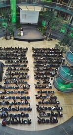 2 Beeindruckender Rahmen: Atrium des Allianz-Forums in Berlin