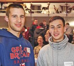 2 Richard Klijn (l.) und Christoph Skorianz vom GaLaBau-Betrieb Artinger aus Regensburg: „Wir sind 5 Uhr aufgestanden, aber es hat sich gelohnt.“