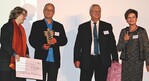 Garten Oskar für Tobias Mann (2. v. l.) – es gratulieren Staatssekretärin Dr. Beatrix Tappeser, Fulda Grünflächenamtschef Dirk Handwerk und die hessische DGGL-Vorsitzende Petra Hirsch zur Auszeichnung für den Platz am Hirtsrain in Fulda.