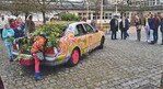 Kreative Meisterarbeit: In der BMW-Stadt Landshut darf man schon mal einen alten Daimler als Pflanzgefäß „missbrauchen“.