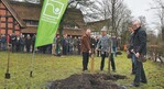 Treffpunkt Museumsdorf Cloppenburg: Ein Baum für 50 Jahre Verbandsarbeit