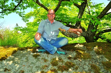 Auf dem groen Waldstein im Fichtelgebirge hat er Ruhe und die besten Beispiele fr Steinsetzungen und malerische Gehlze gefunden.