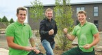 3 Freude über den Sieg in Niedersachsen-Bremen: René Woltjen (l.) und Jannik Körber (r.) mit Ausbilder Thorsten Riedebusch