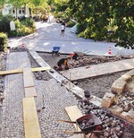 6 Natursteinpflaster statt Asphalt – der ehrenamtliche Einsatz macht es möglich.