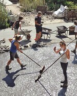 5 Auch beim Einfegen sorgten viele Hände für zügige Fertigstellung.