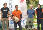 Ronny Epple (2. v. l., mit Moritz Theuerkauf, Valentin Dresoly und James Kilpatrick) nahm den handlichen Meisterpokal entgegen.
