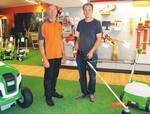Glücklicher Gewinner: Markus Ricklefs aus Brake erhält beim Stihl-Händler Folter in Ovelgönne seine Motorsense.