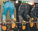 Bei Snickers Workwear setzt man auf robuste, coole Klamotten und Schuhe.