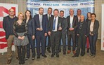 Konnten sich über den „Initiativpreis Nordrhein-Westfalen 2015“ der WGZ Bank/Funke-Mediengruppe freuen: Laura (2. v. l.), Peter (6. v. l.), Lena (2. r.) und Gisela Knappmann (r.).