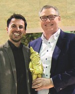 Christian Müller und Wilfried Krauss freuten sich über den „Goldenen Gartenzwerg“.