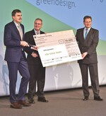 210000 Euro für die „Grüne Stadt“: Peter Ottmann und Dr. Roland Fleck übergaben August Forster die Spende.