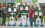 August Forster (li.) und Ludger Plaßmann (3. v. r.) freuten sich mit den drei Spitzen-Teams über die gute Leistung beim Cup.
