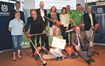 1 Die Preisträger aus Esslingen, Rheinfelden, Frankfurt am Main, Hanau und Bremen mit Jurymitgliedern und Vertretern des Sponsors Husqvarna