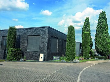 Der 2015 fertiggestellte Anbau in Kray mit den Sulenbumen davor hebt sich wohltuend vom Charme des Gewerbegebietes ab