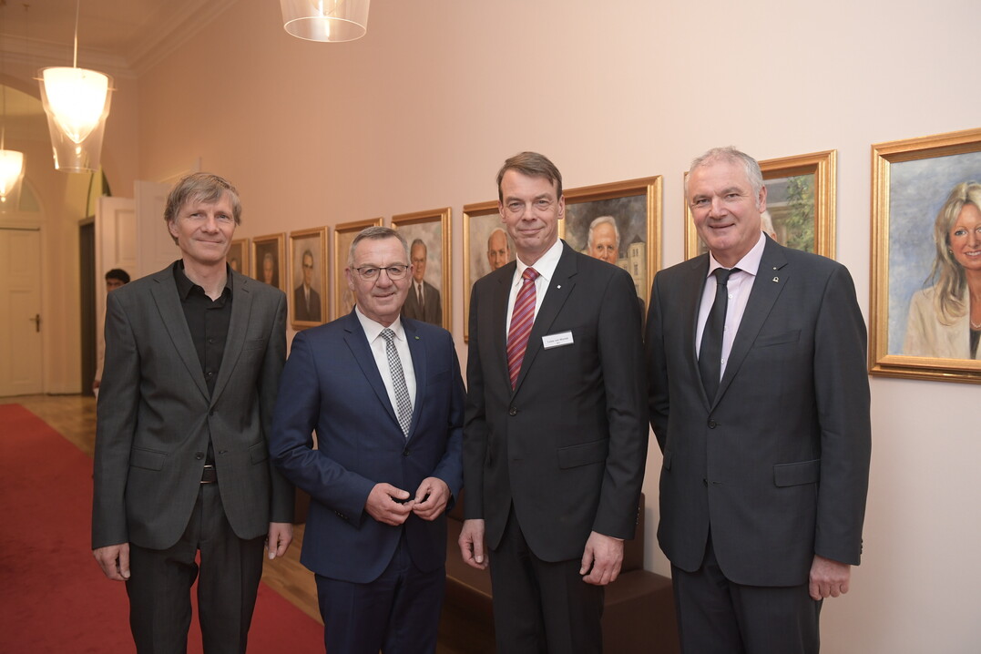 Die Gastgeber des Parlamentarischen Abends (v.l.n.r.): Die Prsidenten der vier grnen Verbnde begrten die Teilnehmer des Parlamentarischen Abends in Berlin. Till Rehwaldt (bdla), Jrgen Mertz (ZVG), Lutze von Wurmb (BGL) und Helmut Selders (BdB).
