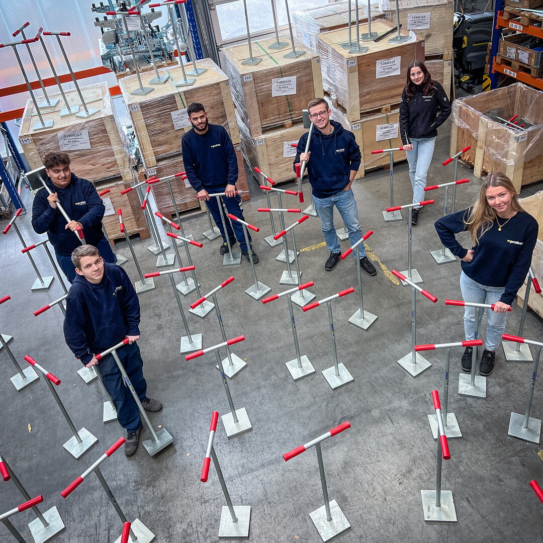 Die Probst Auszubildenden (Auszubildende fr Industriekaufleute, Fachkraft fr Lagerlogistik & Konstruktionsmechanik) 
sind stolz auf ihr fertiges Produkt.