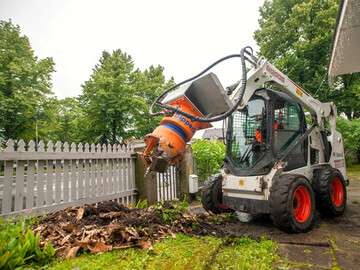 Die Dipperfox-Stubbenfrse SC600 an einem Bobcat-Kompaktlader.