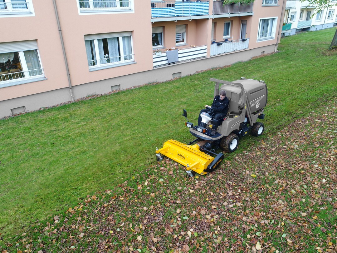 Mit dem neuen Mthing-Mulchgert MU-COLLECT Vario ist beides mglich: Ein optimales Mulchergebnis und eine perfekt gerumte Flche. Erhltlich in den Arbeitsbreiten 1,4 und 1,6 m von 20 bis 40 PS oder hydraulisch angetrieben mit 30 bis 70 l/min.