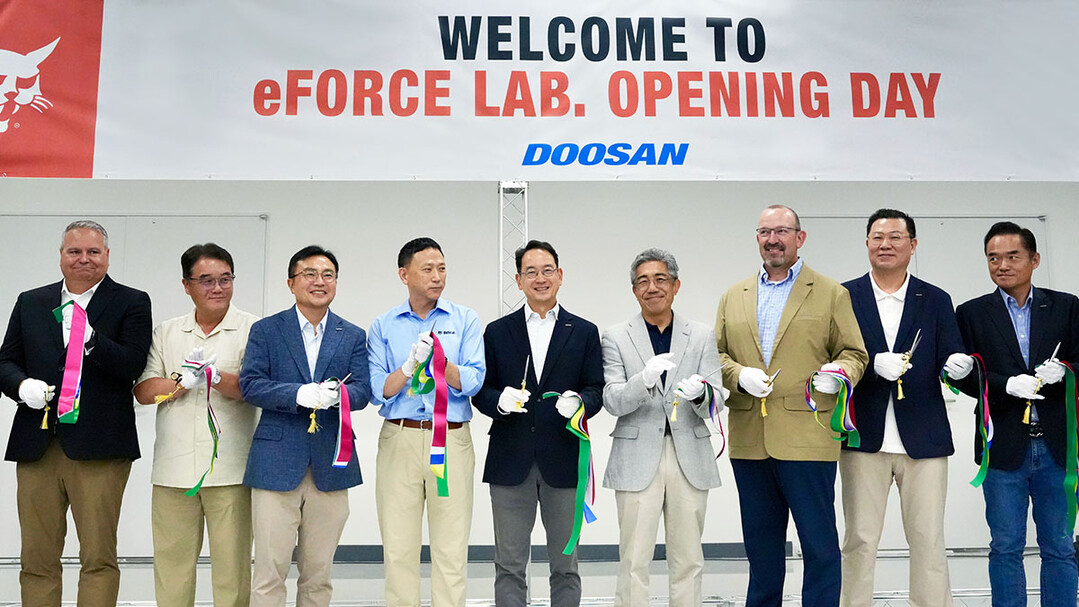 Eröffnung des eFORCE LAB: das neue Forschungs- und Entwicklungszentrumfür Batteriepacks. Mitte: Scott Park, CEO von Doosan Bobcat.