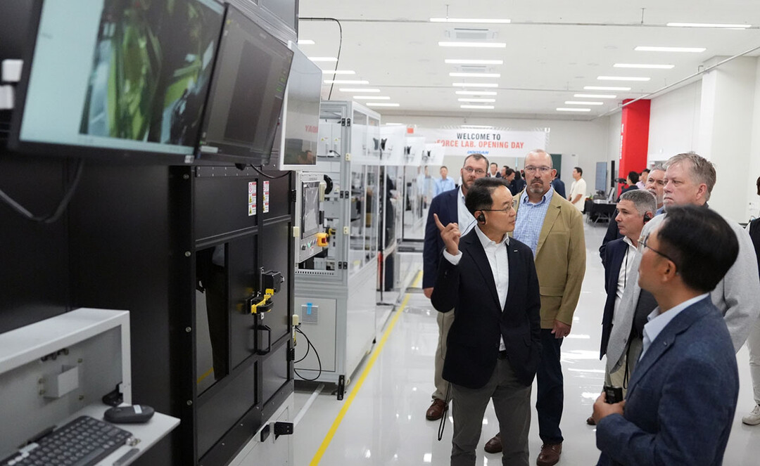 Scott Park fhrt durch das eFORCE LAB. Das Zentrum konzentriert sich auf dieWeiterentwicklung von Elektrifizierungstechnologien der nchsten Generation frBaumaschinen und andere Kompaktmaschinen.