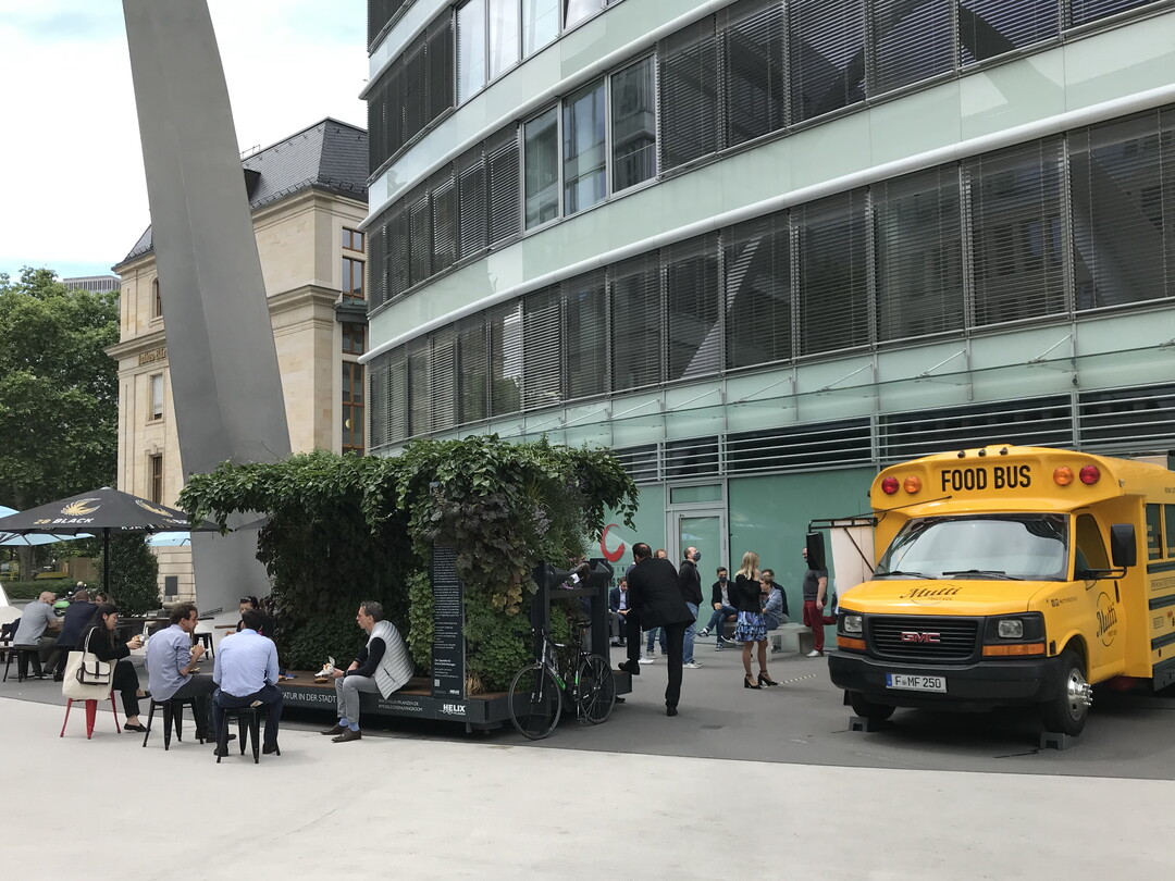 Mit dem "Mobilen Grnen Zimmer" lassen sich auch sonst unwirtliche stdtische Flchen sofort in Orte mit hoher Aufenthaltsqualitt verwandeln..  