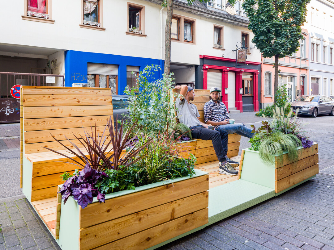 Mit dem modularen Baukastensystem CITYDECKS lassen sich frei gewordene Parkplatzflächen in attraktive Aufenthaltsorte verwandeln.