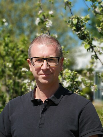  Als offizieller Bildungsexperte bert Dr. Detlef Ha den BGL-Ausschuss Berufsbildung in Fragen der beruflichen Aus-, Fort- und Weiterbildung. Er unterrichtet er an der Peter-Lenn-Schule im Oberstufenzentrum Natur und Umwelt in Berlin in der dualen Berufsausbildung die Landschaftsgrtner und doziert an der Staatlichen Fachschule fr Gartenbau die Wirtschafter und GaLaBau-Techniker sowie die dual Studierenden im Landschaftsbau und Grnflchenmanagement. 