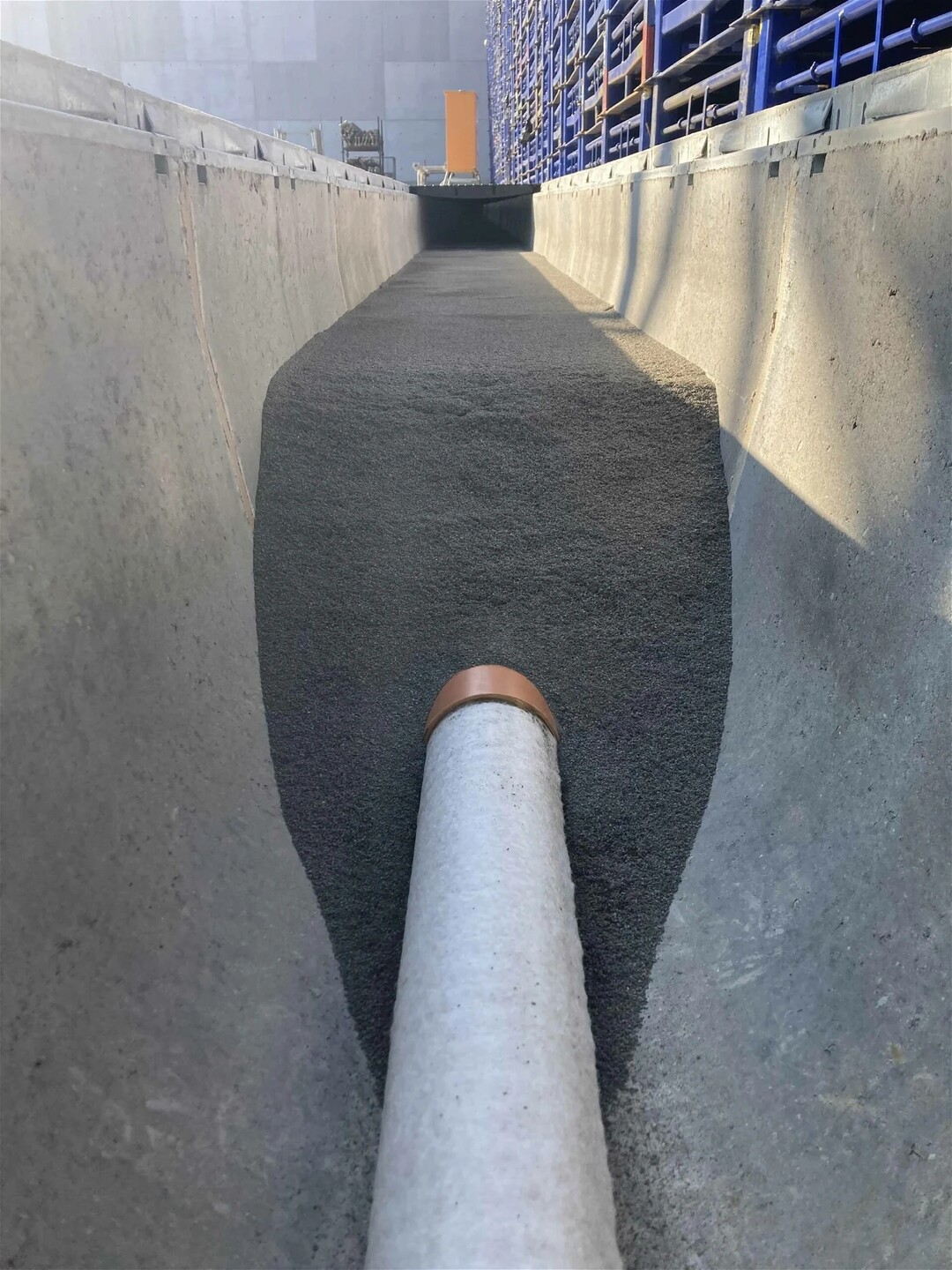 Filtersubstrat mit Drainagerohr in einer Drainfix Clean Rinne