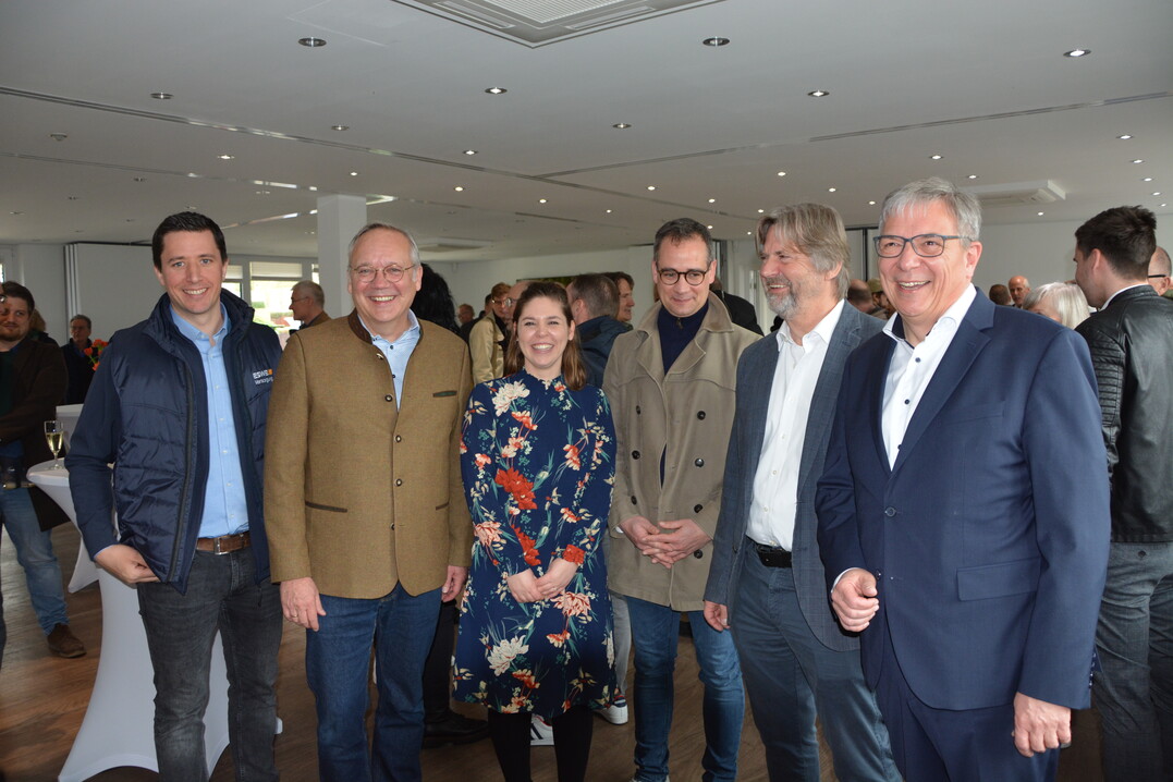 (von rechts nach links) Erik Dahlhuser (ESWE), Ralf Schodlok (Vorstandsvositzender ESWE), Lyn Gramenz (Geschftsfhrerin Gramenz GmbH), David Berger (Geschftsfhrer Gramenz GmbH), Roland Gramenz (Geschftsfhrer Gramenz GmbH) und Gerd-Uwe Mende (Oberbrgermeister Stadt Wiesbaden)