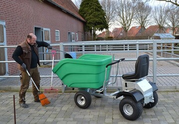 Der neue praktische Helfer der Kneilmann Gertebau GmbH bringt neben der 600 Liter Wanne mit Doppelkippfunktion viele weitere Aufbauten fr verschiedenste Einsatzgebiete mit.