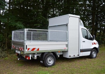 Der Branchenspezialist Schutz-Fahrzeugbau fertigt nach speziellen kundenspezifischen Wnschen
Pritschen- und Kippaufbauten fr den Bereich Gala-Bau und Kommune. 