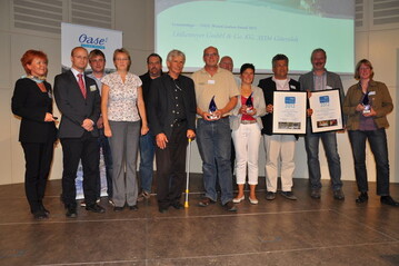 Freuen konnten sich die Sieger des OASE WaterCreation Award 2012 - allen voran Roland Ltkemeyer und Daniela Toman (rechts), die den Hauptpreis mit nach Hause nehmen duften - einen Reisegutschein fr einen Singapur-Urlaub.