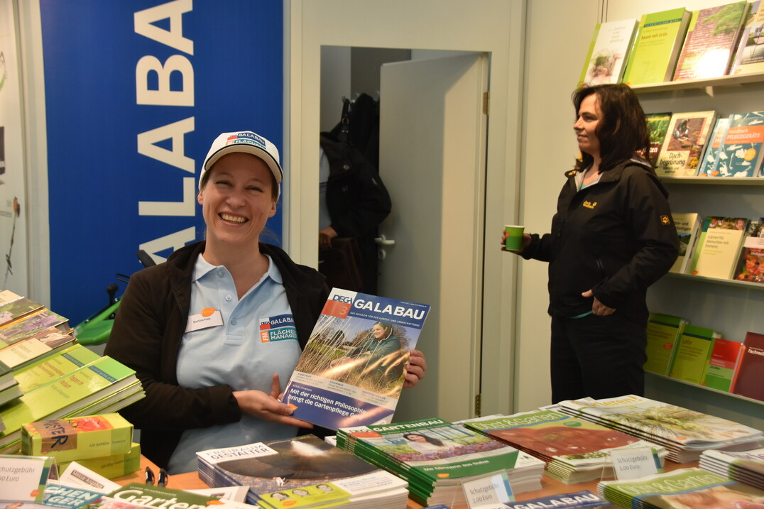 Auch die Dame am Ulmer-Stand war zufrieden - auch wenn die demopark mehr eine Messe fr Outdoor-Produkte bleibt, liefen die Bcher dieses Jahr besonders gut.