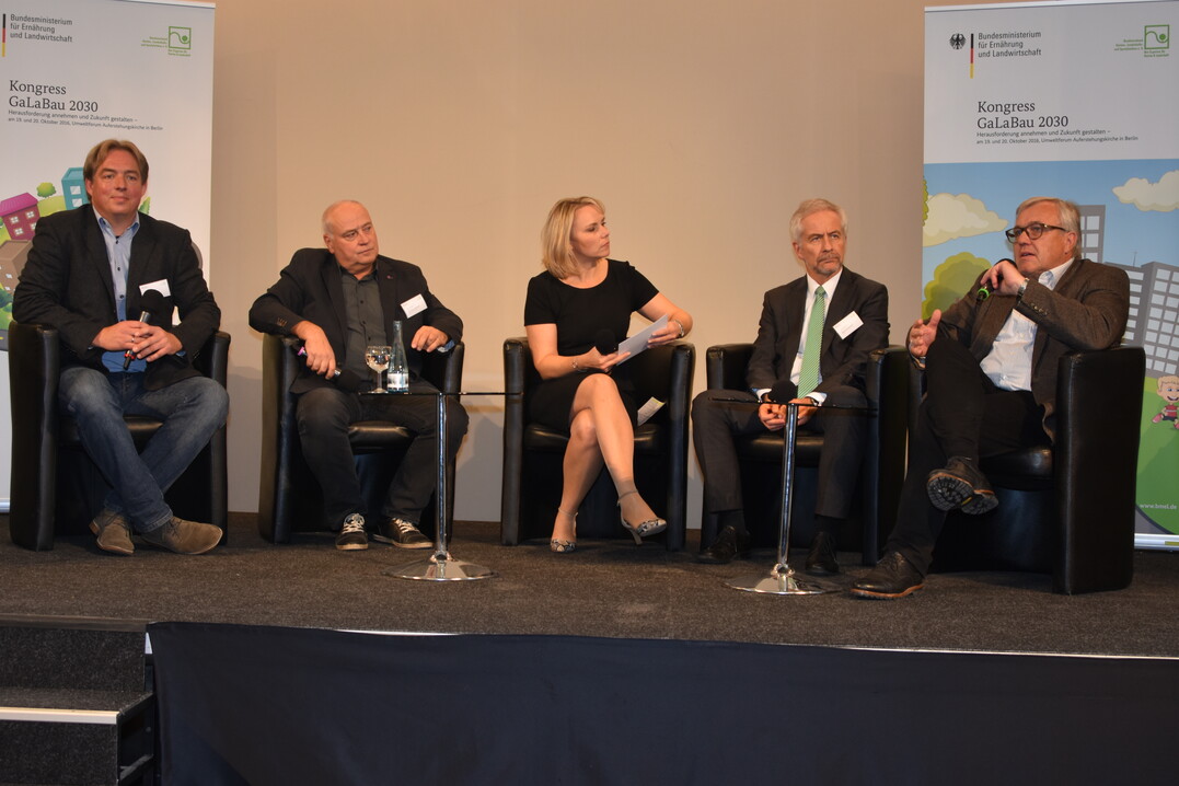 Wie lsst sich die Arbeitswelt attraktiv und gesundheitsschonend gestalten? Das diskutierten Alexander Khl vom Institut SSTRA, Wilfried Eichhorn und Reihold Knittel von der SVLFG sowie Eiko Leitsch mit Anja Wrzberg.
