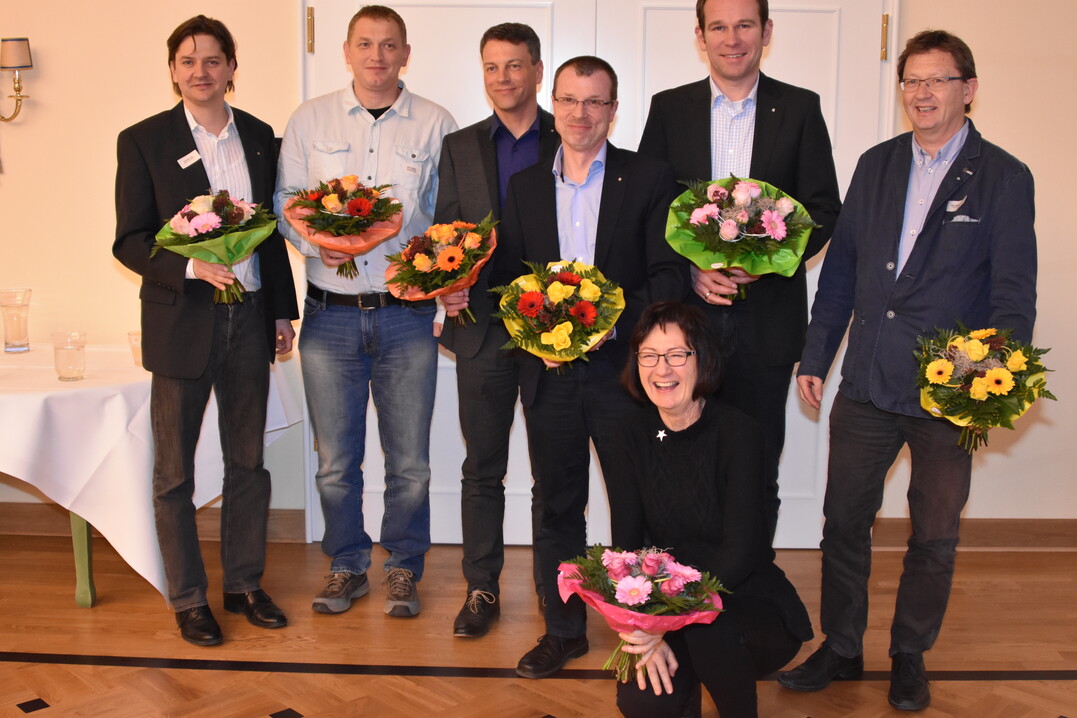 Matthias Lösch (4.v.l.) freute sich mit seinen Vorstandskollegen und Gundula Fehmer über die Wahl zum Vorsitzenden: Andreas Jahn, Silvio Müller, Thomas Heiner, Martin Erdmann und Peter Kracht (v.l.)