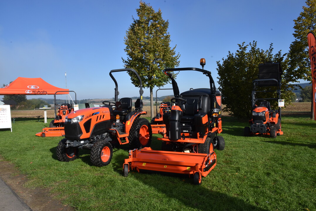 Neuheiten in Kubota-Farben für die Arealpflege: der elektrische Kompakttraktor LXe-261 und der Hecklenker-Aufsitzmäher aus der Fertigung von Gianni Ferrari.