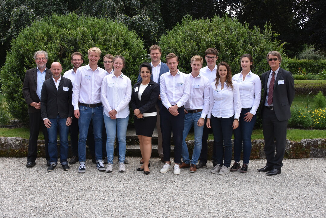 Prof. Dr. Cristina Lenz (mitte) und Prof. Rudolf Haderstorfer mit Referenten und studentischemn Orga-Team.