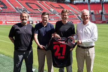 Freuen sich ber die verlngerte Partnerschaft: Christian Schnabel (Senior Sales Manager, SPORTFIVE), Josua Lehr (Leitung Pre-Sales und Produktentwicklung B2B, Bayer 04 Leverkusen), Marc Gerster (Geschftsfhrer STIGA GmbH) und Felix Duden (Geschftsfhrer TecArena-Plus GmbH) (v. l. n. r.)