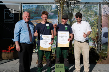 Joachim Hauck, Ministerium fr Lndlichen Raum und Verbraucherschutz, Abteilungsleiter Landwirtschaft, mit dem Siegerteam Adrian Hummel, Staudenmayer Gartengestaltung, und Andreas Keck, Hans App, sowie Albrecht Bhler, Vorstand Ausbildung beim VGL-BW (von links).