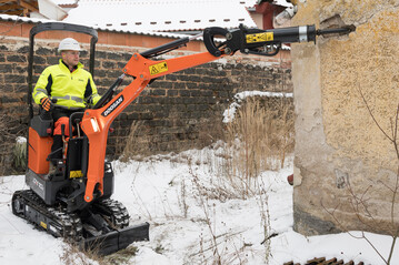 Doosan hat den neuen Kompaktbagger in Kurzheckbauweise DX10Z vorgestellt. Der DX10Z wurde im unternehmenseigenen Entwicklungszentrum fr Europa, den Nahen Osten und Afrika in Dobris, Tschechische Republik, entwickelt.