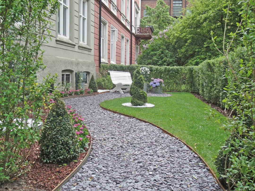 Gartenprofil 3000 ist biegbar. Gebogene Wege können direkt auf
der Baustelle frei gestaltet werden.