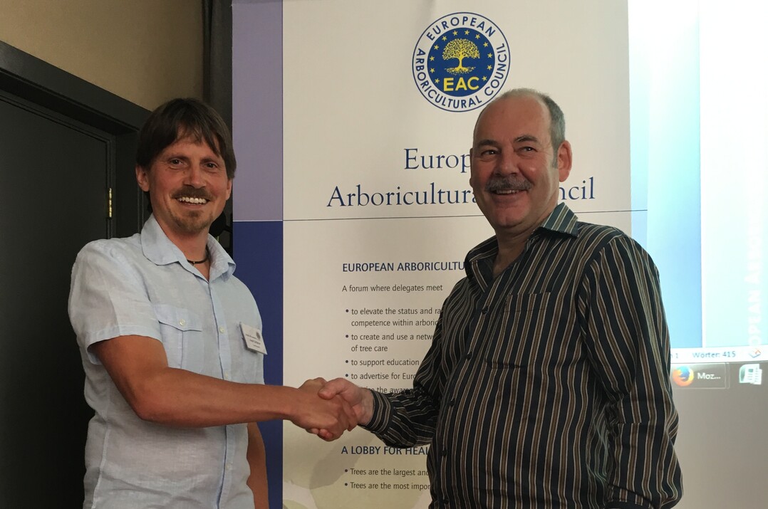 Josef Grabner (l.) gratuliert seinem Nachfolger Jonathan Cocking zur EAC-Präsidentschaft.