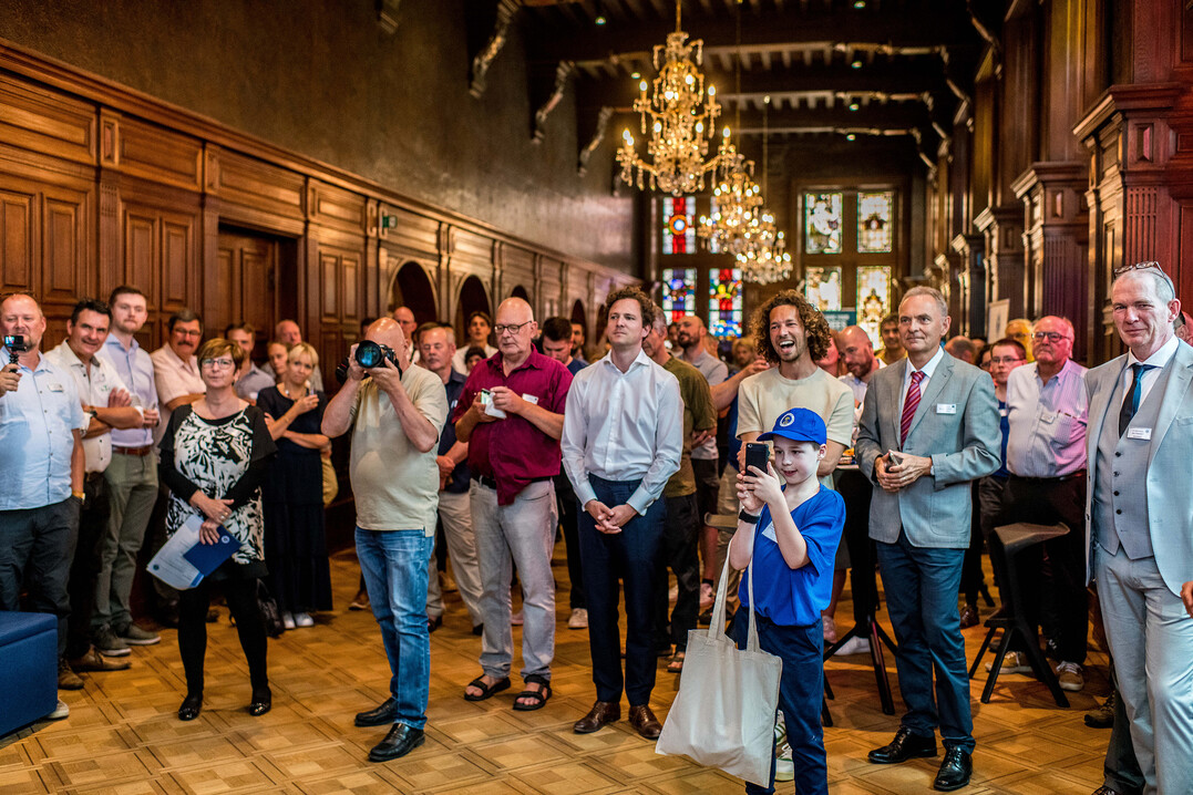ber 130 Gste nahmen an der feierlichen bergabe des ECOT-Award im Wandelzaal des historischen Antwerpener Rathauses teil.
