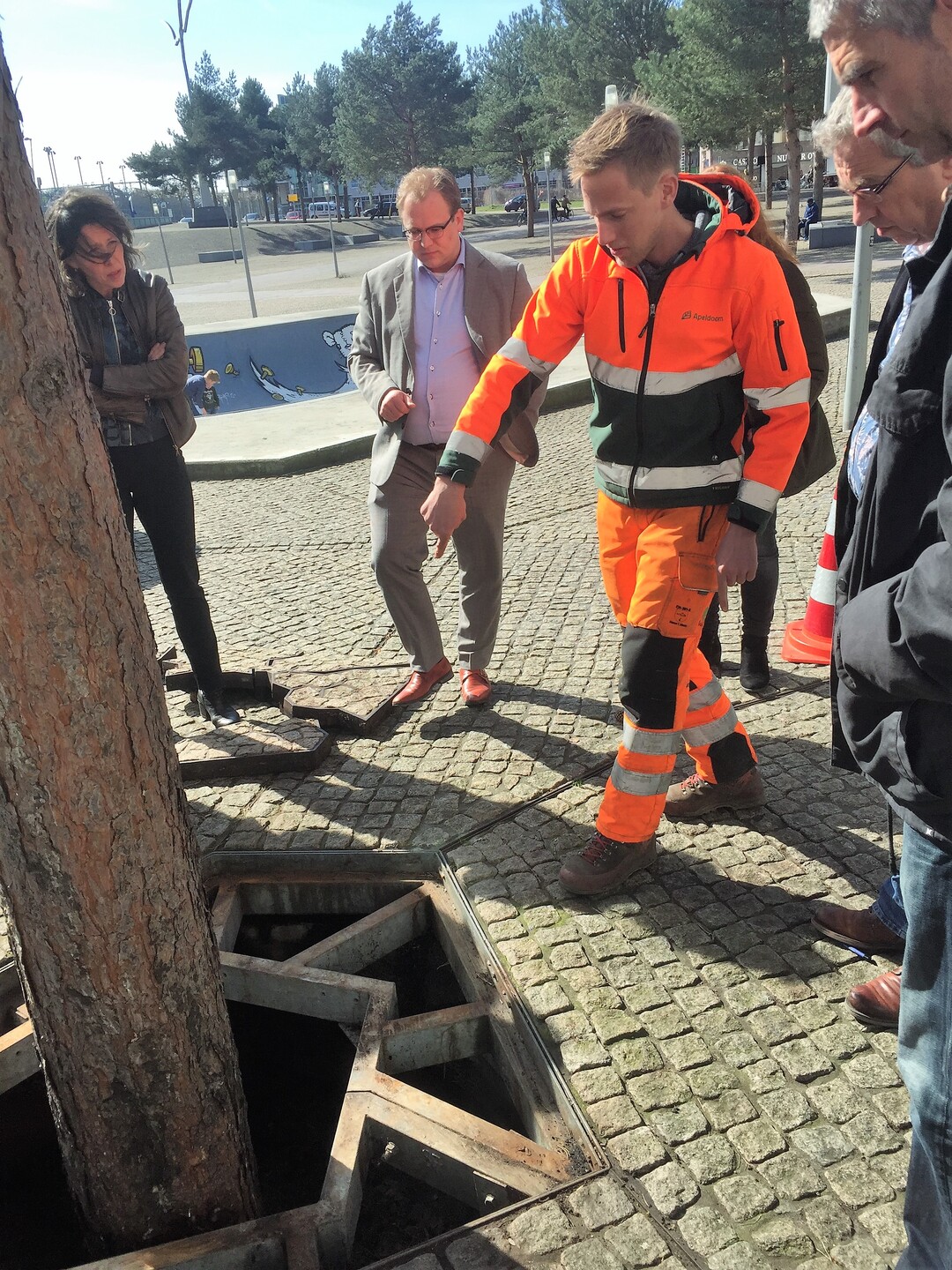 Stadtrat Sandmann und die Fachjury folgen den fachkundigen Erluterungen ber die Bauweise von Baumbunkern.