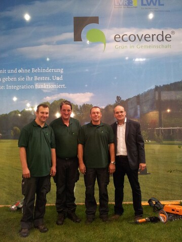 Die Mitarbeiter der Essener ecoverde Bjrn Moje, Dietmar Zils, Thorsten Lfl erklrten mit Geschftsfhrer Dirk Binnewies Messebesuchern die Philosophie des Unternehmens.