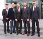 Der künftige Vorsitzende der EUROBAUSTOFF Geschäftsführung, Dr. Eckard Kern (2.v.r.), mit dem Aufsichtsratsvorsitzenden Boy Meesenburg (M.) und den Geschäftsführern Hartmut Möller (r.), Ulrich Wolf (2.v.l.) sowie Jörg Hoffmann (l.).